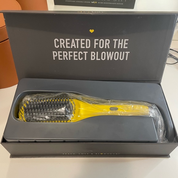 Drybar Other Drybar The Brush Crush Heated Straightening Brush